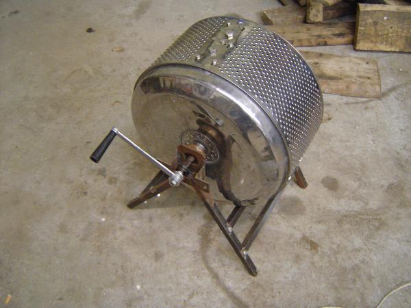 Roaster with handle for manual operation