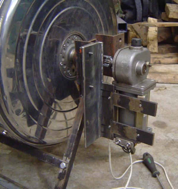 Motor, mounted on the side