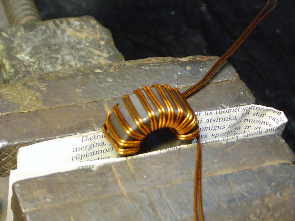 A core is a vise with double wire wrapped halfway around the toroid